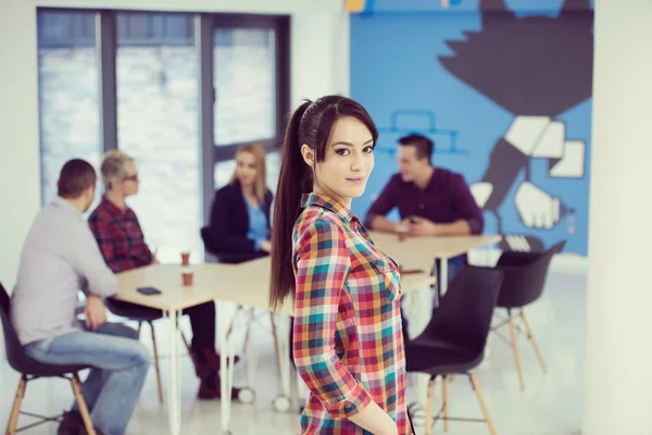 Porträt Einer Jungen Geschäftsfrau Modernen Gründerbüro Team Hintergrund — Stockfoto