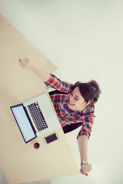 Modern Ofis Dizüstü Bilgisayar Üzerinde Çalışan Genç Kadını Üstten Görünüm — Stok fotoğraf