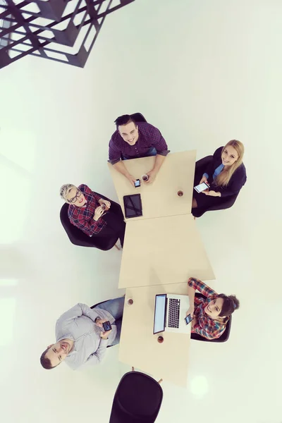 Blick Von Oben Auf Multiethnische Start Unternehmergruppe Auf Brainstorming Treffen — Stockfoto