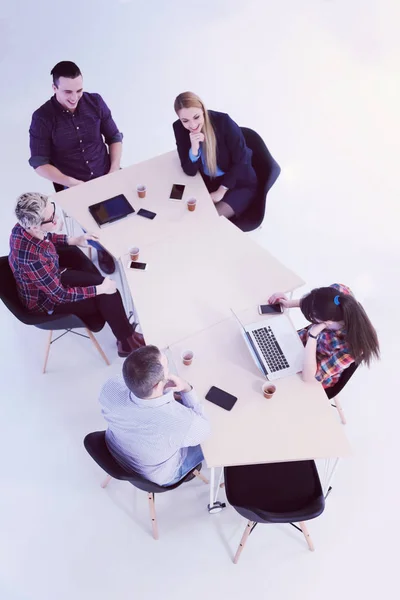 多民族初创企业人员群策群力在现代明亮的办公室内部召开集思广益会 — 图库照片