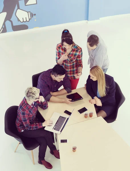 Top View Multietnisk Start Företag Grupp Brainstorming Möte Moderna Ljusa — Stockfoto