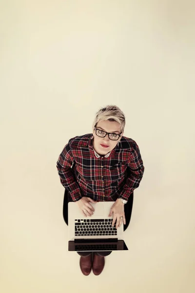 Вид Сверху Молодую Деловую Женщину Работающую Ноутбуке Современном Светлом Интерьере — стоковое фото
