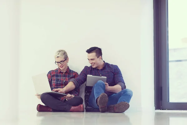 Negocio Puesta Marcha Nuevo Concepto Tecnología Móvil Con Pareja Joven —  Fotos de Stock