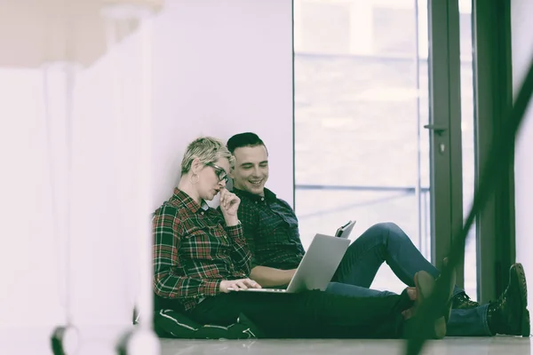 Negocio Puesta Marcha Nuevo Concepto Tecnología Móvil Con Pareja Joven —  Fotos de Stock