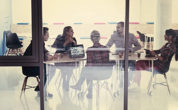 Mulai Tim Bisnis Pada Pertemuan Modern Kantor Cerah Interior Brainstorming — Stok Foto