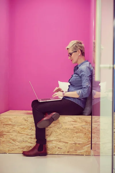 Jeune Femme Dans Boîte Crative Travaillant Sur Ordinateur Portable Démarrage — Photo