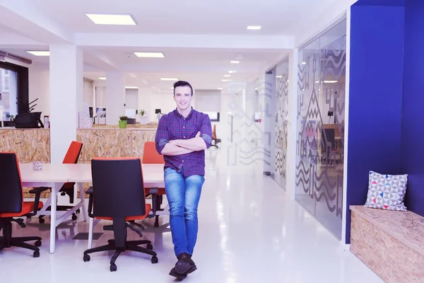 Retrato Joven Hombre Negocios Con Ropa Casual Sentado Mesa Nuevo — Foto de Stock