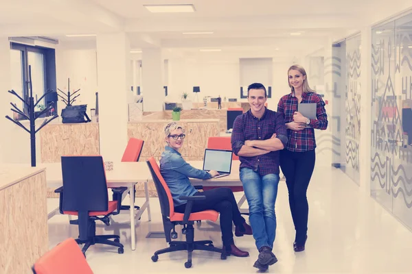 Porträtt Kreativa Affärsmän Grupp Modern Start Office Interiör — Stockfoto