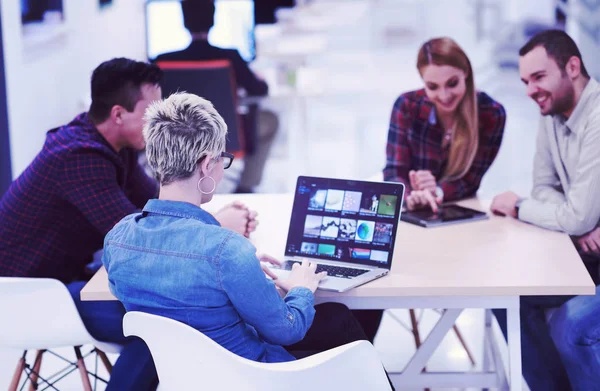 Equipo Negocios Inicio Reunión Oficina Brillante Moderna Lluvia Ideas Interior — Foto de Stock