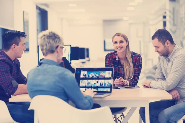 Equipo Negocios Inicio Reunión Oficina Brillante Moderna Lluvia Ideas Interior — Foto de Stock