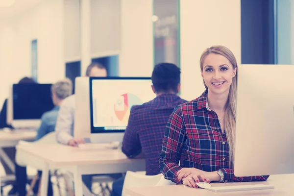 Startup Business Vrouw Die Werkt Dektop Computer Creatief Modern Kantoor — Stockfoto