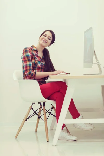 Negócio Inicialização Mulher Que Trabalha Computador Deanabol Escritório Moderno Criativo — Fotografia de Stock