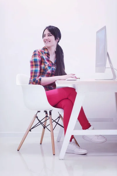 Negócio Inicialização Mulher Que Trabalha Computador Deanabol Escritório Moderno Criativo — Fotografia de Stock