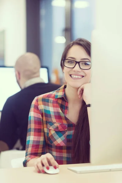 Negócio de inicialização, mulher trabalhando no computador desktop — Fotografia de Stock