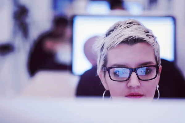 Nystartat företag, kvinna som arbetar på stationär dator — Stockfoto