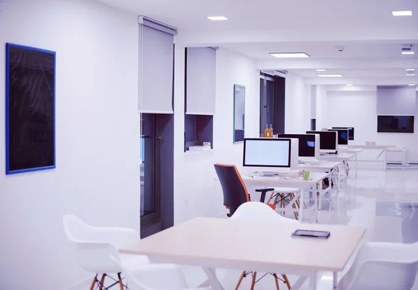 Leere Büroräume Mit Modernen Computern Und Möbeln — Stockfoto