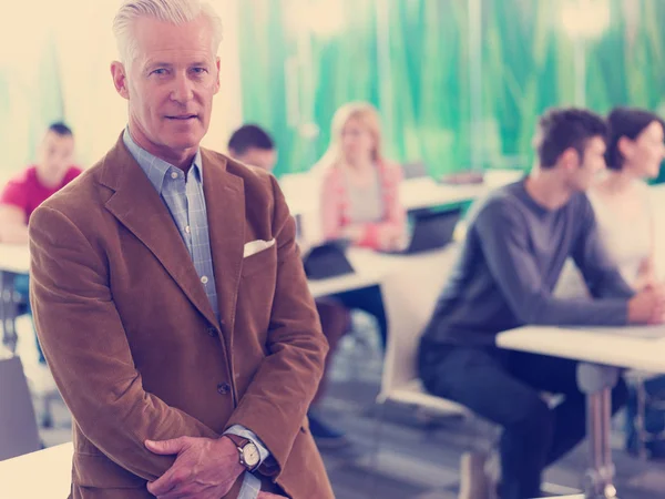 Portret Van Zelfverzekerde Leraar Klas Leerlingen Groep Klas Achtergrond — Stockfoto