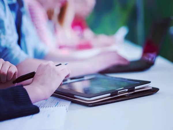 Studenten Groep Studeren Samen Klas Werken Samen Huiswerk Project Tablet — Stockfoto