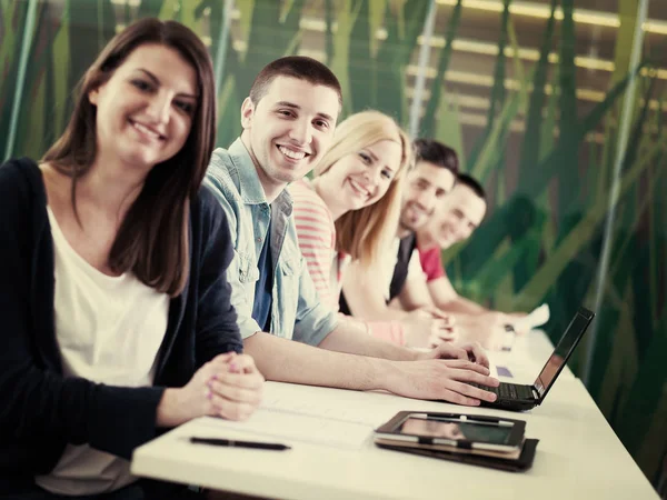 Elever Gruppera Studera Tillsammans Skolan Klassrum Och Arbeta Tillsammans Läxor — Stockfoto