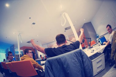 Girişimci iş adamları modern ofiste her gün çalışıyorlar.
