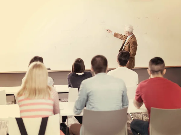 Oberlehrer Mit Einer Gruppe Glücklicher Schüler Einem Modernen Klassenzimmer — Stockfoto