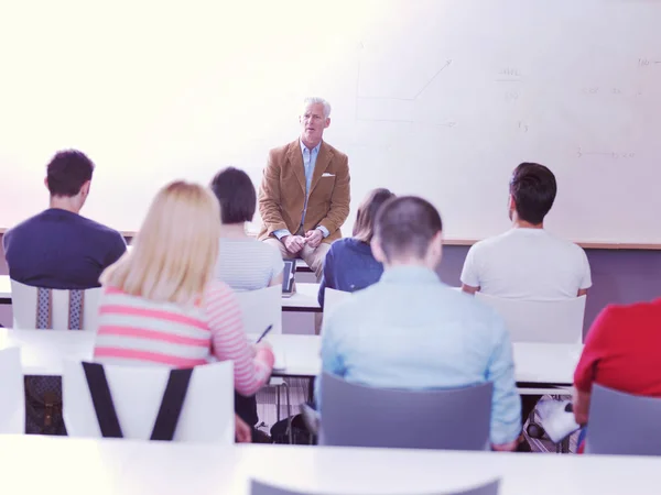 Profesor Senior Con Grupo Estudiantes Felices Aula Escuela Moderna —  Fotos de Stock