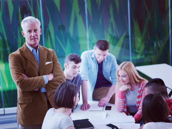 Studentengruppe Lernt Mit Professor Modernem Klassenzimmer — Stockfoto