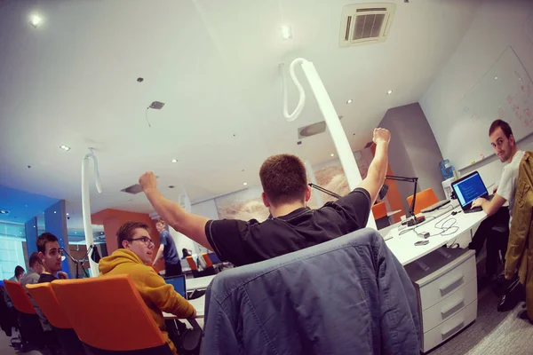 Girişimci iş adamları modern ofiste her gün çalışıyorlar.