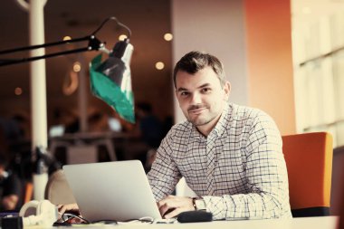 Girişim işi, yazılım geliştiricisi modern ofiste bilgisayar üzerinde çalışıyor