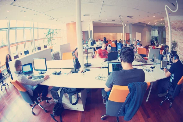 Ομάδα Startup Επιχειρήσεων Που Εργάζονται Καθημερινά Στο Σύγχρονο Γραφείο — Φωτογραφία Αρχείου