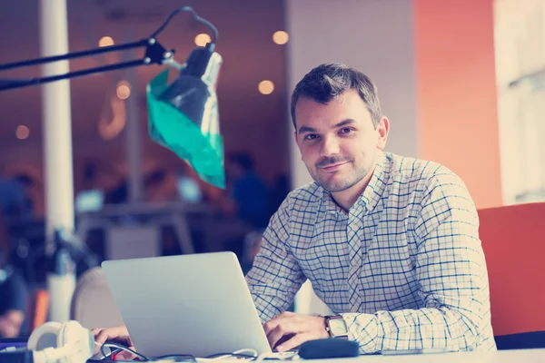 Start Unternehmen Softwareentwickler Der Modernen Büro Computer Arbeitet — Stockfoto