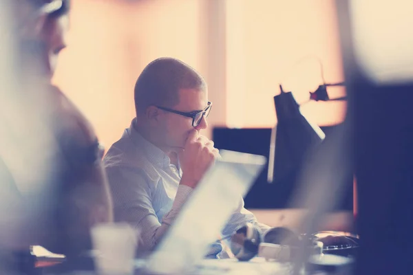 Start Unternehmen Softwareentwickler Der Modernen Büro Computer Arbeitet — Stockfoto