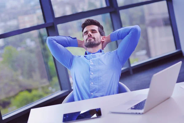 Jovem homem de negócios feliz no escritório — Fotografia de Stock