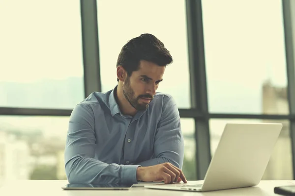 Feliz joven hombre de negocios en la oficina —  Fotos de Stock