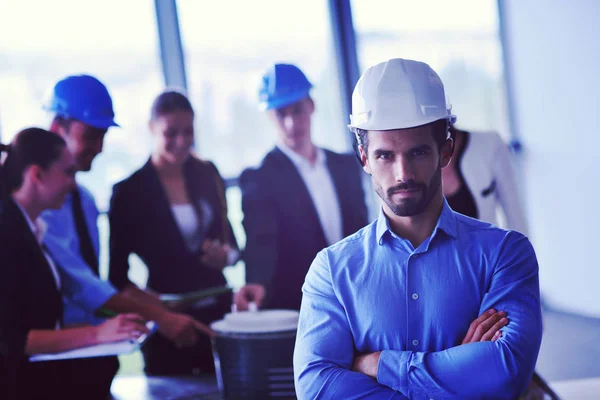 Affärsmän Grupp Möte Och Presentation Ljusa Moderna Kontor Med Byggnadsingenjör — Stockfoto