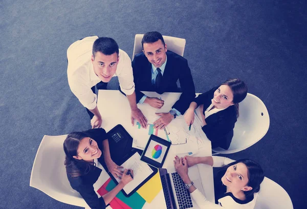 Gruppe Glücklicher Junger Geschäftsleute Bei Einem Treffen Büro — Stockfoto