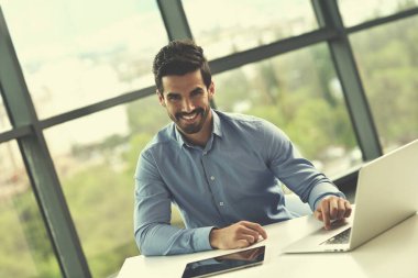 mutlu genç iş adamı ofisi