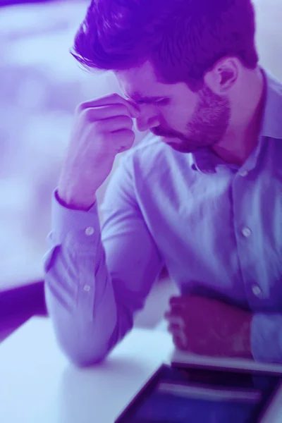 Homem de negócios com problemas e estresse no escritório — Fotografia de Stock