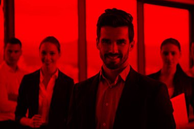 Bir grup mutlu genç iş adamı ofiste bir toplantıda.