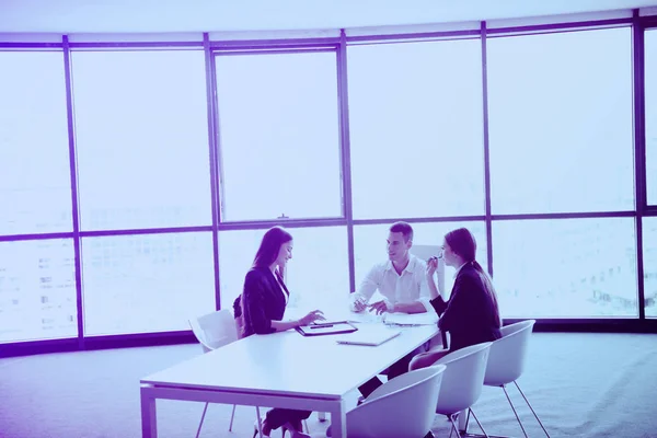 Grupo Jóvenes Empresarios Felices Una Reunión Oficina — Foto de Stock