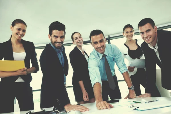 Grupo Jóvenes Empresarios Felices Una Reunión Oficina —  Fotos de Stock