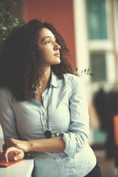 Jeune femme d'affaires au bureau — Photo