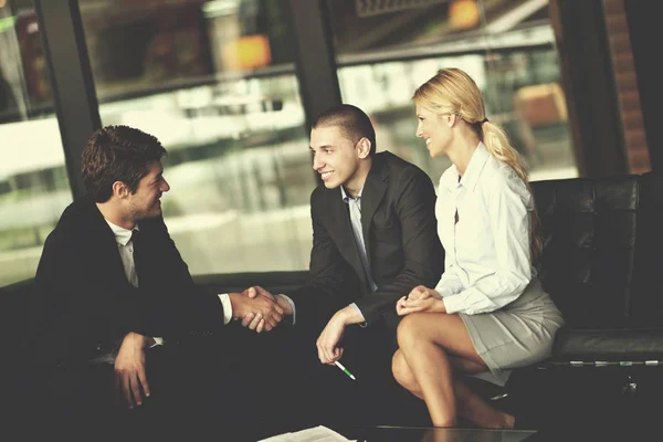 Gente Negocios Estrechando Las Manos Hacer Trato Firmar Contrato — Foto de Stock