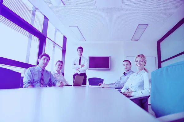 Gruppe Glücklicher Junger Geschäftsleute Bei Einem Treffen Büro — Stockfoto