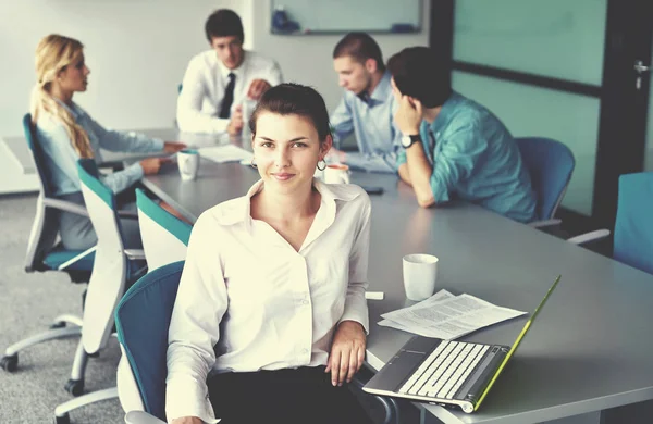 Affärskvinna Med Sin Personal Människor Grupp Bakgrunden Moderna Ljusa Kontor — Stockfoto