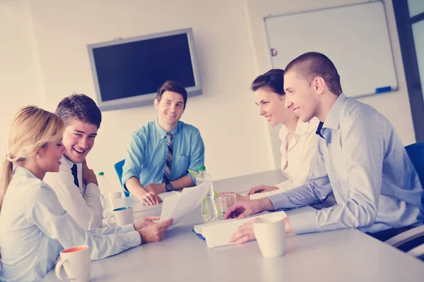オフィスでの会議で幸せな若者のグループ — ストック写真