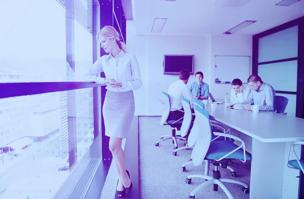 商业女性和她的员工 人们聚集在现代明亮的室内办公室背景下 — 图库照片