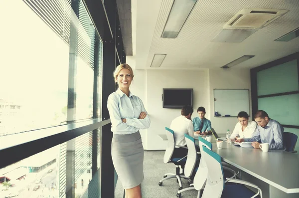 Affärskvinna Med Sin Personal Människor Grupp Bakgrunden Moderna Ljusa Kontor — Stockfoto