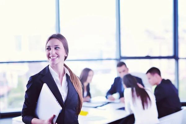 Feliz Joven Mujer Negocios Con Personal Grupo Personas Segundo Plano —  Fotos de Stock