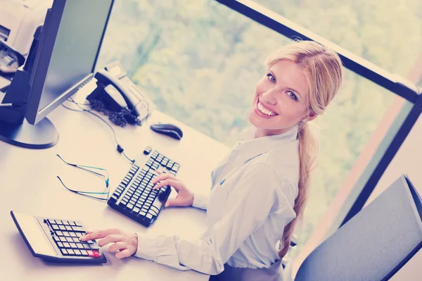 オフィス環境で彼女の机の上で働く美しいビジネス女性の肖像 — ストック写真
